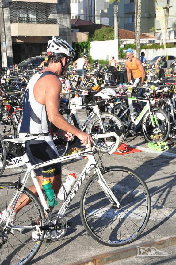 Pronto para começar a pedalar no triatlo de Caiobá, litoral do Paraná